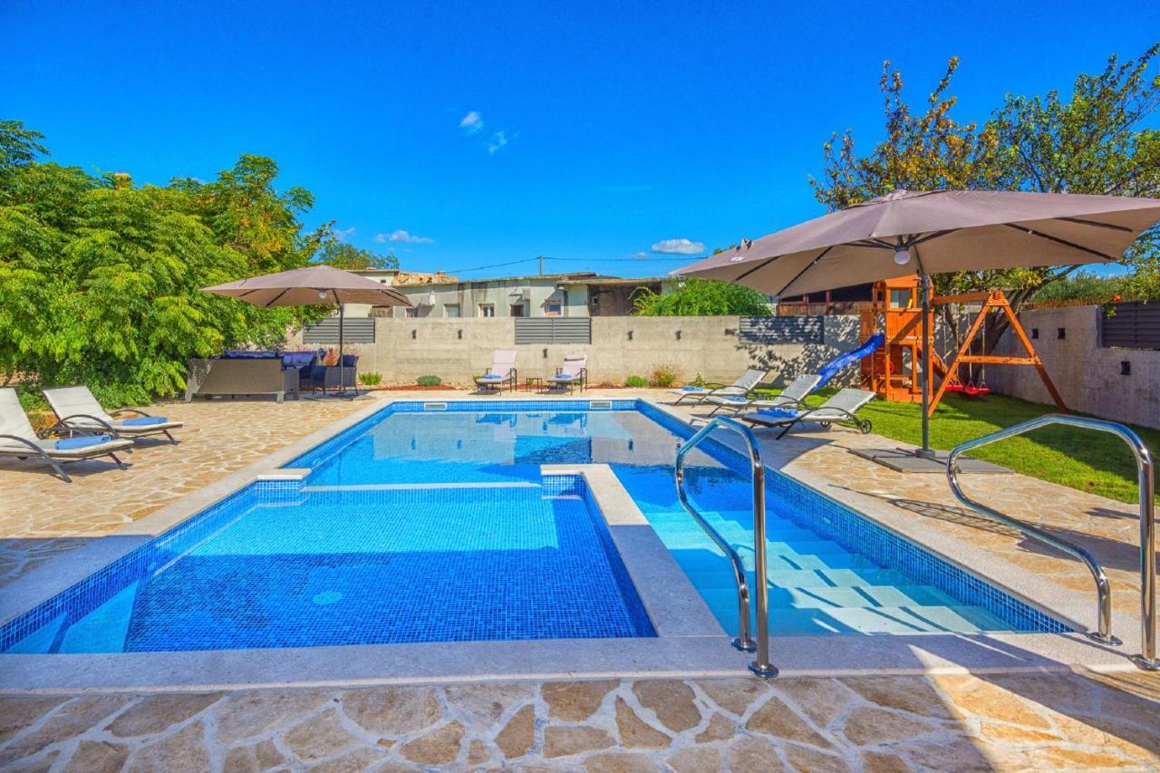 Holiday Home Tower With Private Pool, Sauna And Quads Smilcic Eksteriør billede