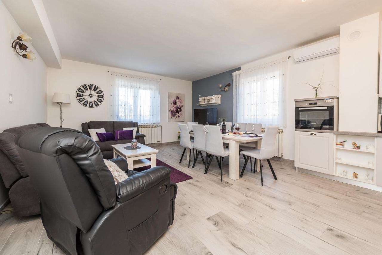 Holiday Home Tower With Private Pool, Sauna And Quads Smilcic Eksteriør billede