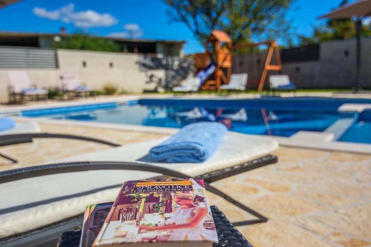 Holiday Home Tower With Private Pool, Sauna And Quads Smilcic Eksteriør billede