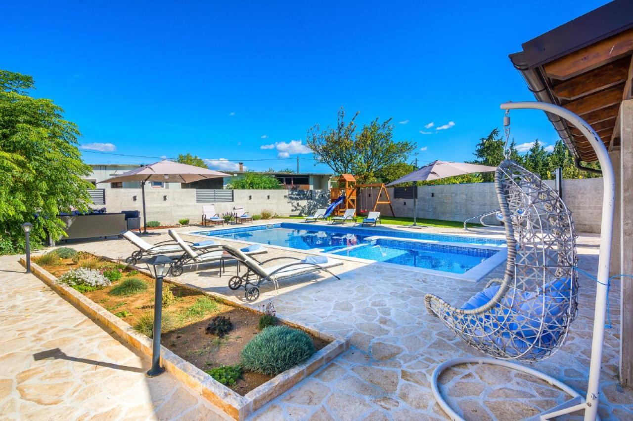 Holiday Home Tower With Private Pool, Sauna And Quads Smilcic Eksteriør billede