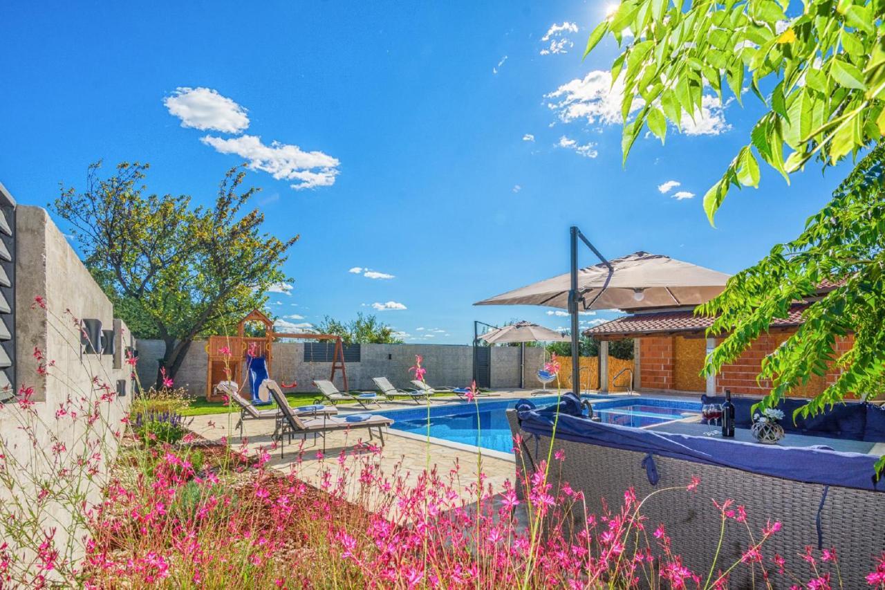 Holiday Home Tower With Private Pool, Sauna And Quads Smilcic Eksteriør billede